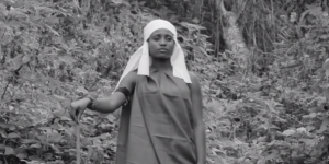 La prophétesse Kimpa Vita interprétée par une comédienne dans le documentaire "Kimpa Vita, la mère de la révolution africaine", de Ne Kunda Nlaba. © Capture d'écran Youtube
