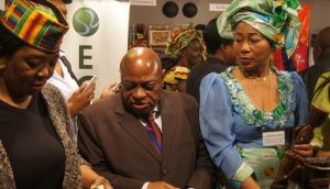 Jean-Marie Adoua entouré d'artistes Africaines lors d'une Semaine Africaine à l'Unesco