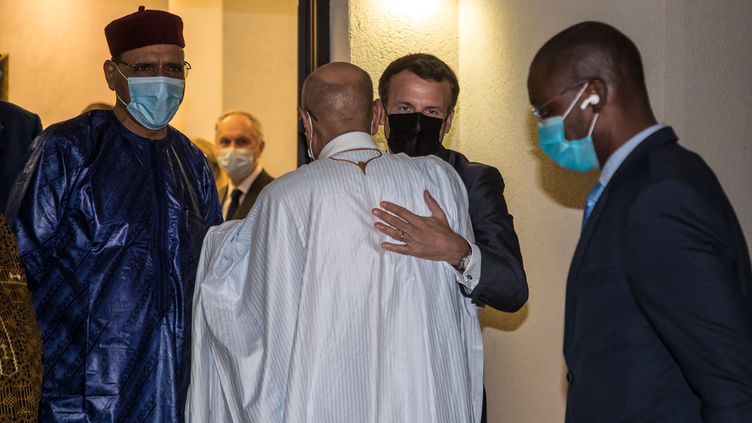 Emmanuel Macron enlace le président mauritanien Ould Cheikh El Ghazouani lors de son déplacement au Tchad pour les funérailles du président Idriss Déby, le 22 avril 2021. (CHRISTOPHE PETIT TESSON / POOL)