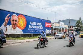 Une bannière annonçant l’accueil du pape François à Goma, en République démocratique du Congo, vendredi 10 juin 2022. MOSES SAWASAWA / AP
