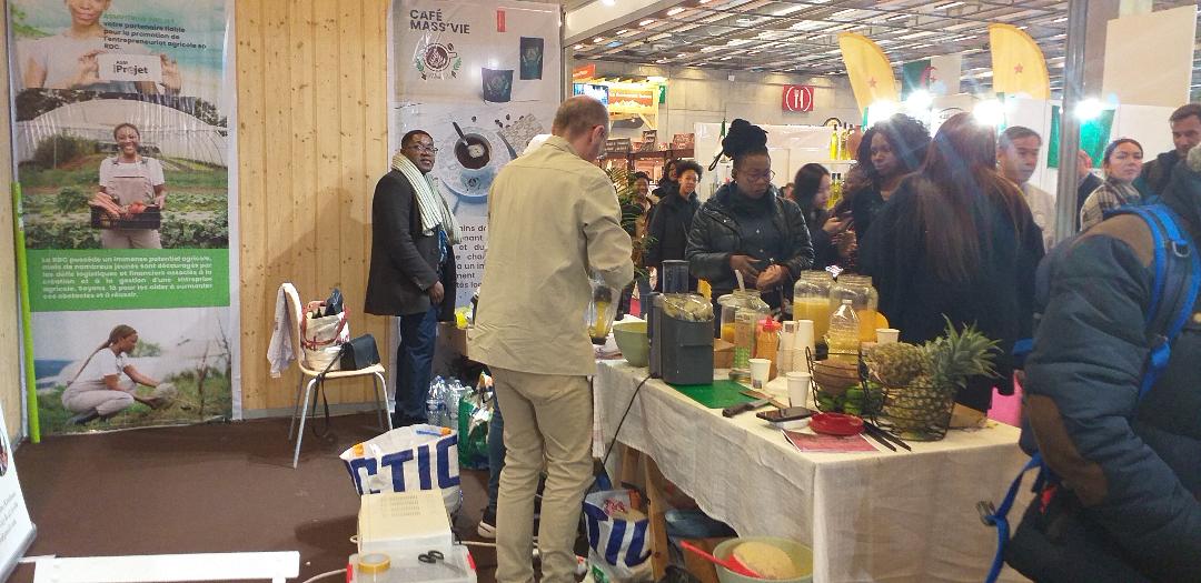 Stand RDC - Fabrication du jus d'ananas, parmi ls rares fruits admis à la douane française@AAFC