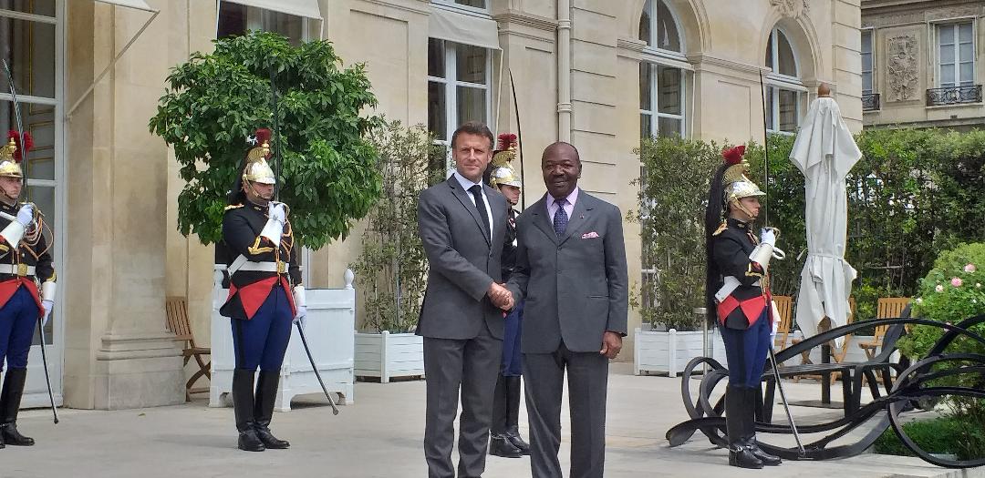 Emmanuel Macron et Ali Bongo Ondimba,président de la République du Gabon le 22 juin au Palais de l'Elysée en marge du Sommet pour un nouveau pacte fiancier mondial@ AAFC