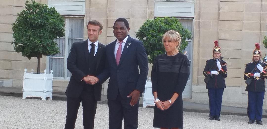 Emmanuel Macron et son épouse Brigitte accueillent le président zambien Hakainde Hichilema pour un dîner à l'Elysée, jeudi 22 juin@AAFC/carmen Feviliye