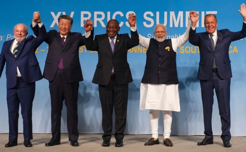 De gauche à droite, le président brésilien Luiz Inácio Lula da Silva, le président chinois Xi Jinping, le président sud-africain Cyril Ramaphosa, le premier ministre indien Narendra Modi et le ministre russe des affaires étrangères Sergey Lavrov.