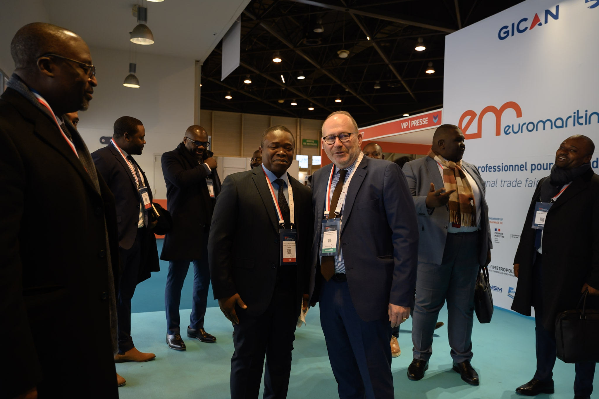 Le ministre Loïc Moudouma et Hugues d'Argentré entourés des membres la délégation gabonaise @ EUROMARITIME 2024