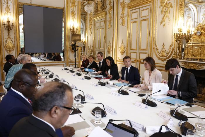 Le président Emmanuel Macron (C) lors d'un "Sommet sur la cuisine propre en Afrique" à l'Elysée, le 14 mai 2024 à Paris POOL/AFP