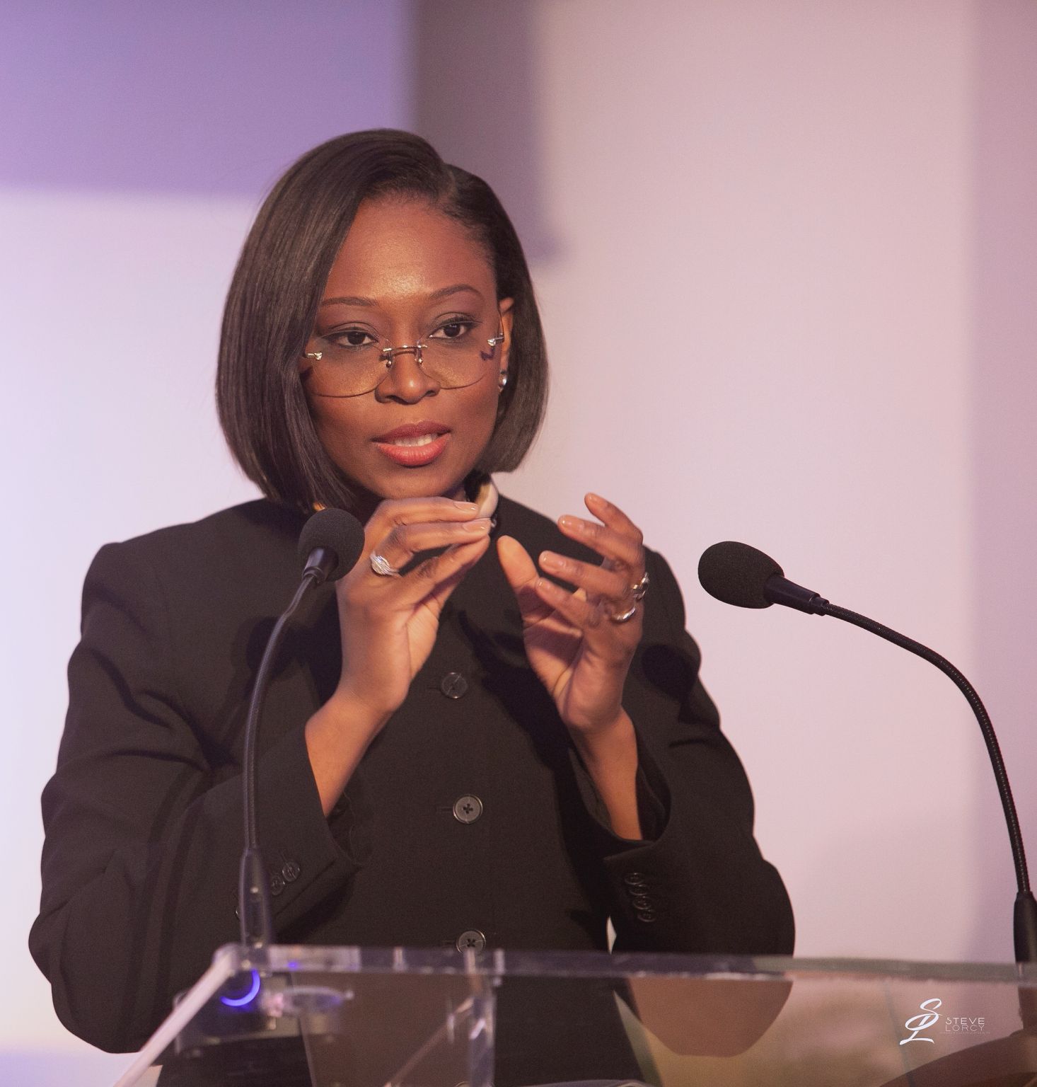 Rachel Pungu Luamba, DG de l'Anapi, pendant son exposé deva,t les hommes d'affaires français à l'occasion du forum d'affaires Invest in DRC@anapi