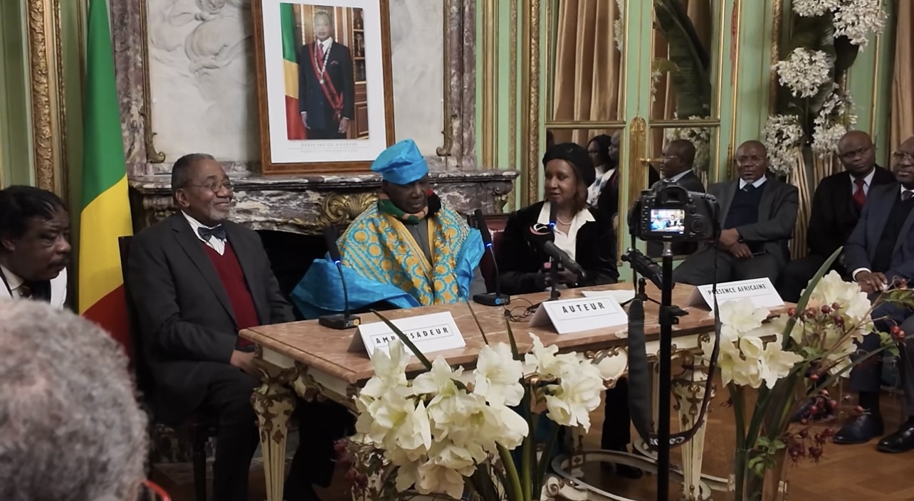 Le professeur Théophile Obenga entouré de Rodolphe Adada, ambassadeur du Congo en France et de Christiane Diop, co-gérante de la maison d'édition Présence Africaine, le 2 février dans la salle verte de la chancellerie@Lina Sabour AAFC
