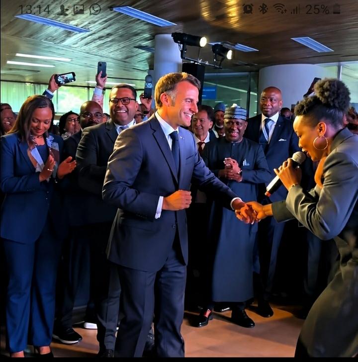 Emmanuel Macron entrainé à esquisser des pas de danse au son de Jerusalema, au sommet Africa Forward au Kenya@ capture - Brut.
