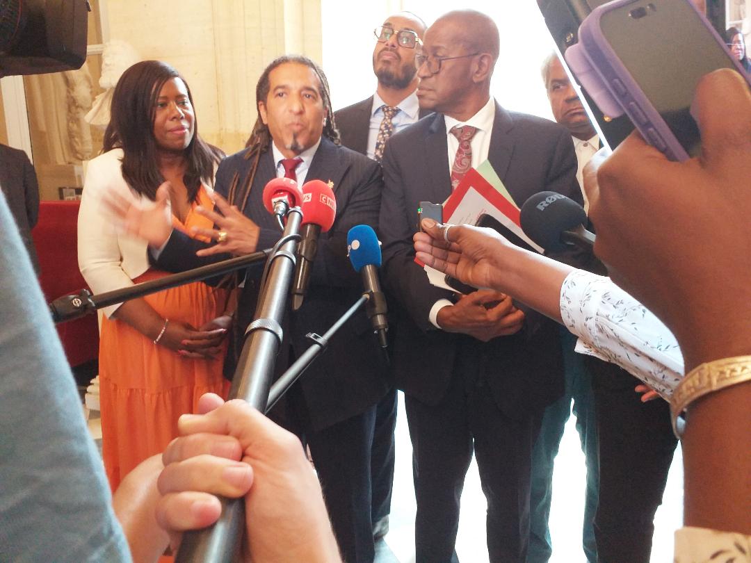 Max Mathusin et d'autres députés de la Guadeloupe devant la presse à l'issue du vote historique@AAFC