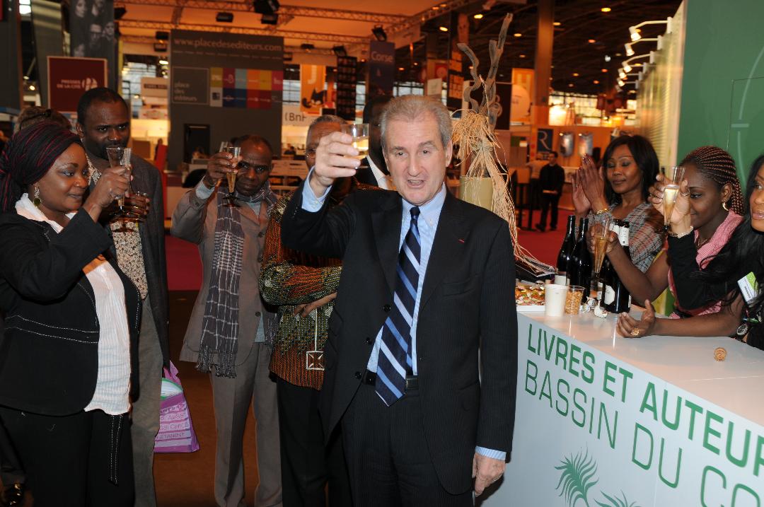 Jean-Paul Pigasse et une partie de son équioe célébrant la réussite d'une du stand Livres et auteurs du Bassin du Congo lors de l'édtion 2011 du Salon du livre international Porte de versailles @DB