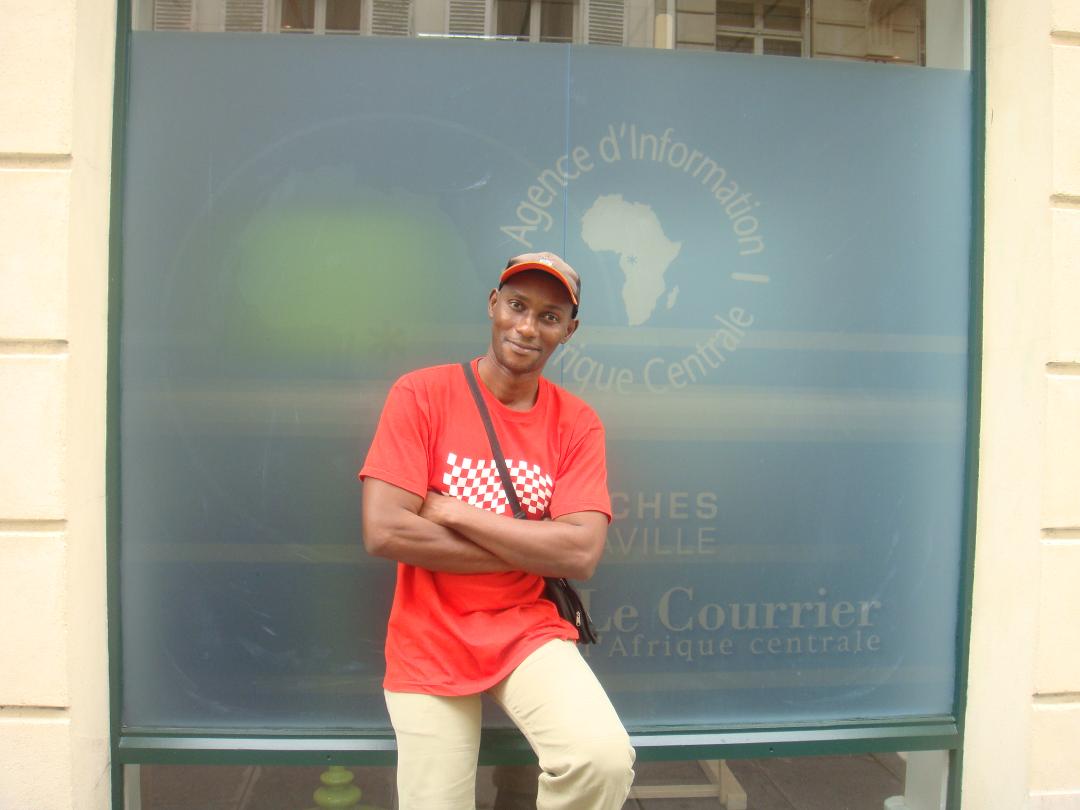 Le comédien congolais Fortune Bateza devant les bureaux des Dépêches de Brazzaville au 38 de la rue Vaneau à Paris@CF