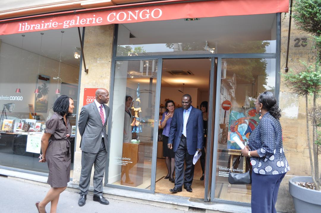 L'équipe de la librairie-galerie Congo avec l'ancien ministre de l'enseignement Supérieur, Ange Abena, @DB