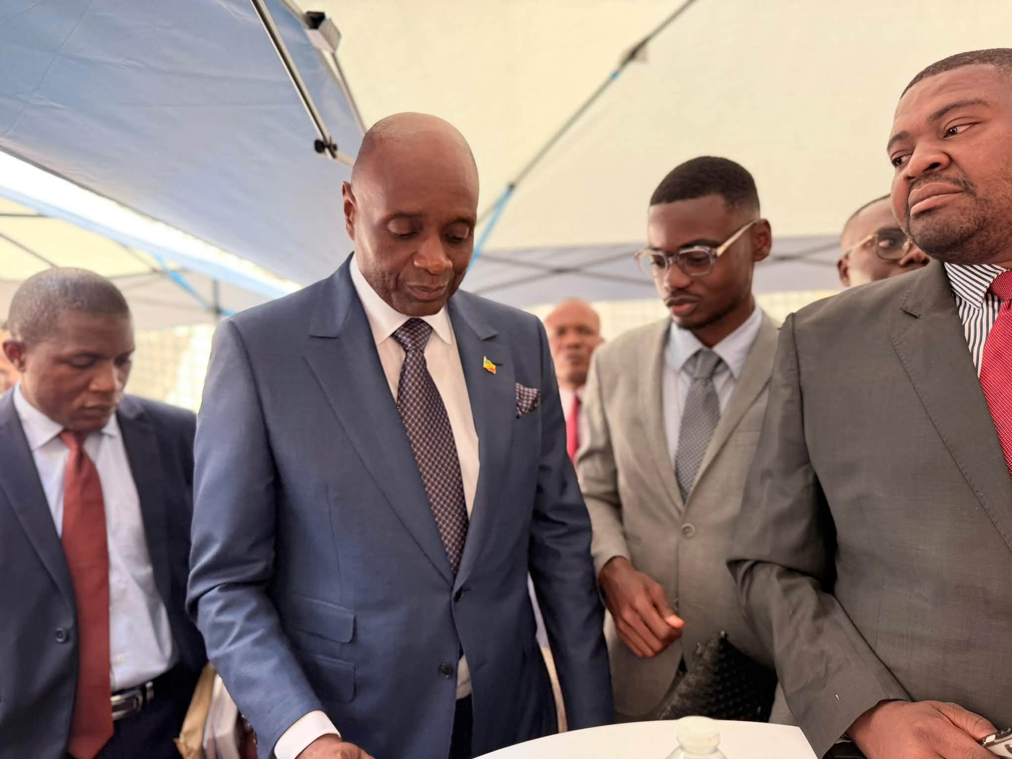Constant-Serge Bounda entouré de ses compatriotes pendant les échanges dans la cour de l'ambassade du Congo en France@Rock Leprince