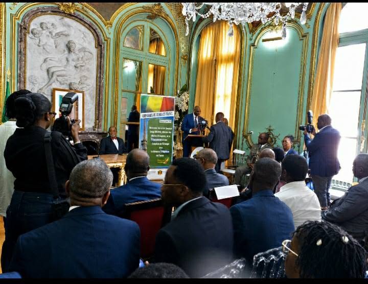 Le ministre Constant-Serge Bounda entretenant la diaspora dans la salle verte de l'ambassade du Congo en France@AAFC