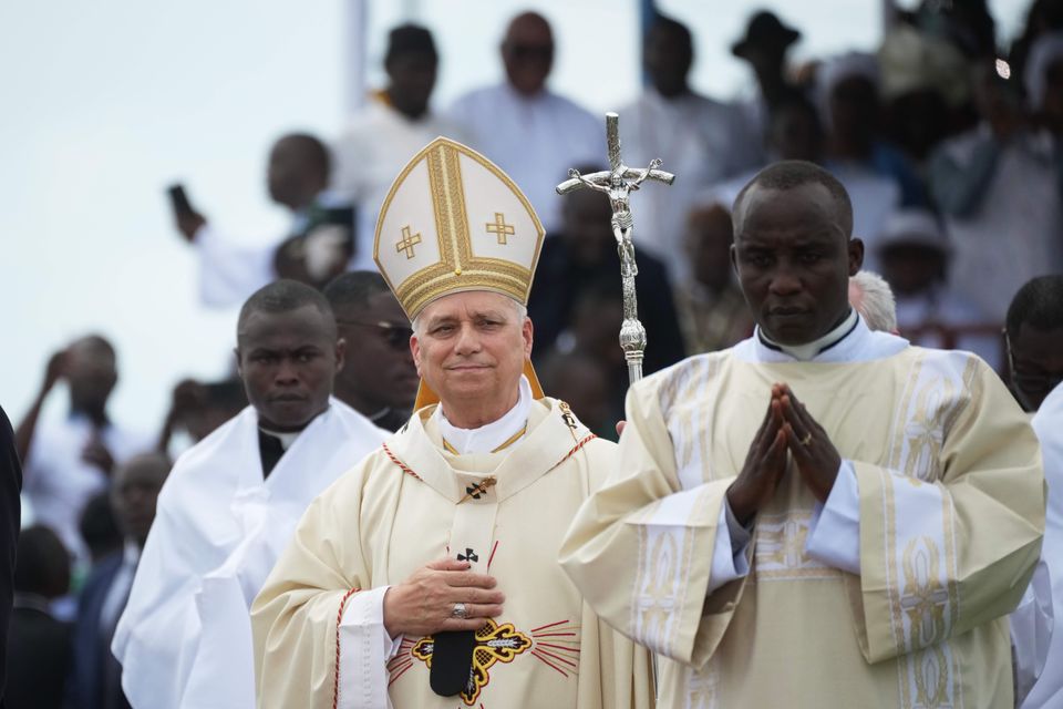 Le pape Léon XIV arrive en procession pour célébrer la messe au stade Japoma, à Douala, au Cameroun, le vendredi 17 avril 2026, © Andrew Medichini/AP/SIPA / Andrew Medichini/AP/SIPA